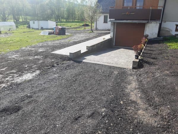 Zámková dlažba u rodinného domu